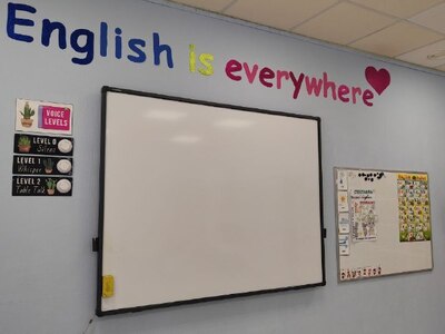 Кабинет 64, Театр на английском