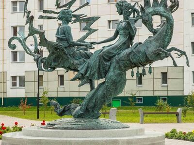 Сквер Романтиков презентован городу в 2018 году. В сквере установлена аллея из светящихся деревьев с лепестками в форме сакуры