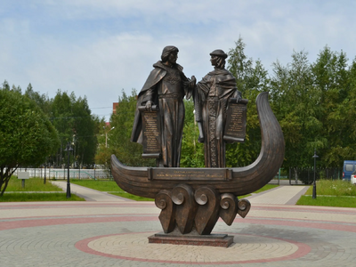 Аллея новобрачных со скульптурной композицией "Петр и Феврония" - подарок Ураю от НК "Лукойл" в честь 50-летия города Урай.