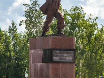 Памятник «Первооткрывателям Западно-Сибирской нефти» был установлен почти 40 лет назад. Находится он на центральной площади города, перед Музеем истории.