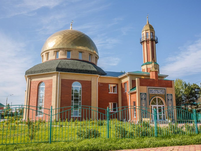 Соборная мечеть города Урай открыла свои двери в  сентябре 2014 года. На торжественной церемонии присутствовал глава регионального Духовного управления мусульман Ханты-Мансийского автономного округа-Югры муфтий Тагир хазрат Саматов, имамы из югорских городов