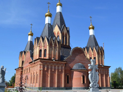 Храм Рождества Пресвятой Богородицы

Храм расположен на улице Узбекистанской. Он построен из красного кирпича и выделяется на фоне других сооружений города оригинальной архитектурой, немного напоминающей стиль московского Кремля.