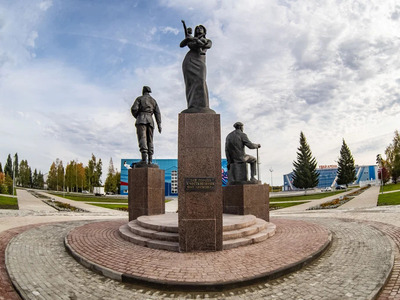 Скульптурная композиция «Связь поколений»

Монумент был установлен в 2001 году перед дворцом спорта «Старт», в городском парке. Это подарок городу от компании «Лукойл». Композиция состоит из трёх скульптур: сидящего пожилого мужчины, молодого десантника и женщины с младенцем, которые символизируют «Связь поколений». 